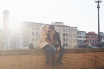 Couple embrassant sur un mur de briques, Florence, Toscane, Italie — Photo de stock