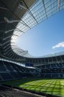 Stade de football Tottenham Hotspur, stands vides et soleil sur le terrain. — Photo de stock