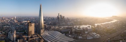 Veduta aerea della Shard landmark tower e della City di Londra, e del Tamigi all'alba — Foto stock