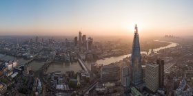Vista aérea da torre de referência do fragmento e da cidade de Londres, e do rio Tâmisa ao amanhecer — Fotografia de Stock