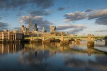 Río Támesis y Blackfriars Bridge y vista hacia la ciudad de Londres - foto de stock