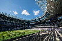 Tottenham Hotspur estádio de futebol, stands vazios e luz do sol em campo. — Fotografia de Stock
