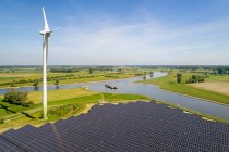 Сонячні панелі та вітрова турбіна поблизу річки Айссель (Нідерланди).. — стокове фото