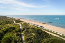 Vista a lo largo de dunas y playa de arena entre Zoutelande y Vlissingen, Países Bajos. - foto de stock