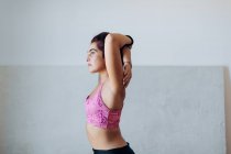 Frau macht Stretching-Übung zu Hause — Stockfoto