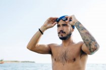 Swimmer getting ready to go into sea — Stock Photo