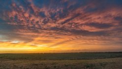 Gravitationswellenwolken am Himmel bei Sonnenuntergang — Stockfoto