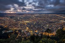 Вид с Серро-Монсеррате в сумерках на город Богота — стоковое фото