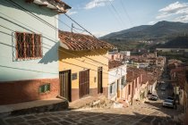 Street scene, a town with cobbled streets and low houses in a valley in the mountains. — Stock Photo