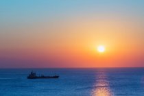 Buque de carga y amanecer sobre el mar Mediterráneo. - foto de stock