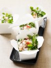 Scatole di insalata di granchi e tagliatelle — Foto stock