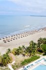 Вид с воздуха на зонтики на пляже — стоковое фото