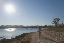 Mann fährt mit Fahrrad am Ufer entlang — Stockfoto