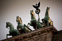 Esculturas de caballos en el techo del edificio - foto de stock