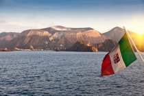Spanische Flagge über dem Ozean — Stockfoto
