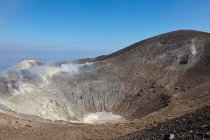Горячий источник в пыльном кратере — стоковое фото