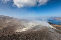Горячий источник в пыльном кратере — стоковое фото