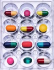 Крупним планом таблетки у вибірковому лотку — стокове фото