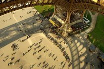 Touristes sous la Tour Eiffel à Paris — Photo de stock