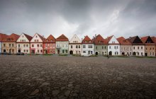 Village houses on wide street — Stock Photo