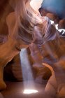 Luce in arrivo nell'Antelope Canyon, Page, Arizona, USA — Foto stock