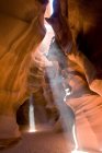 Luce in arrivo nell'Antelope Canyon, Page, Arizona, USA — Foto stock