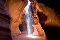 Свет, идущий в каньон Антилопа, Пейдж, Аризона, США — стоковое фото