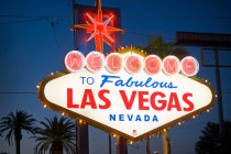 Bienvenido a Fabuloso signo de Las Vegas por la noche - foto de stock