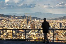 Силуэт человека, смотрящего на Барселону, Каталония, Испания — стоковое фото