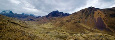 Climb to the mountain pass of Abra Tirihuayjasa, Andes, Peru — Stock Photo