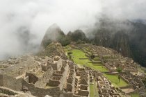 Niebla en Machu Picchu, Andes, Perú - foto de stock