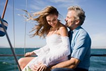 Couple sur yacht riant — Photo de stock
