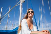 Femme sur yacht portant des lunettes de soleil — Photo de stock
