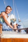 Couple sur yacht avec vin — Photo de stock