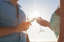 Couple sur le yacht toasting avec du vin — Photo de stock