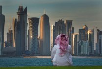 Uomo guardando grattacieli futuristici del centro di Doha, Qatar — Foto stock