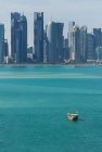 Downtown Doha attraverso l'acqua, Doha, Qatar — Foto stock