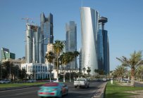 Straße und Wolkenkratzer in der Innenstadt von Doha, Katar — Stockfoto