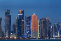 Нічні хмарочоси в центрі Дохи, Катар. — стокове фото