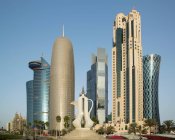 Футуристичні хмарочоси і гігантські кавові горщики (далла) скульптури в центрі міста Доха, Катар. — стокове фото
