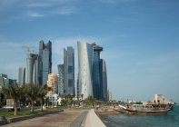 Hafen und Wolkenkratzer in der Innenstadt von Doha, Katar — Stockfoto