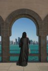 Donna araba che fotografa lo skyline dal Museum of Islamic Art, Doha, Qatar — Foto stock