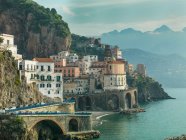 El pueblo de Atrani, en la costa de Amalfi, Campania, Italia - foto de stock