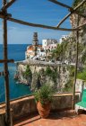 Il villaggio di Atrani, sulla Costiera Amalfitana, Campania, Italia — Foto stock