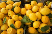 Limones en el mercado en el pueblo de Atrani, en la costa de Amalfi, Campania, Italia - foto de stock