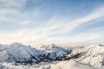 Vue sur les montagnes et la piste de ski, Warth, Vorarlberg, Autriche — Photo de stock