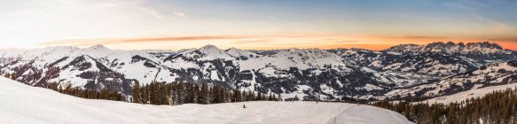 Vue panoramique sur les montagnes et la piste de ski Kitzbuhel, Tyrol, Autriche — Photo de stock