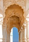 Archway en Jaswant Thada cerca de Mehrangarh Fort, Jodhpur, Rajastán, India - foto de stock