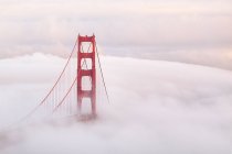 Golden Gate Bridge in fog, San Francisco, California, USA — Stock Photo