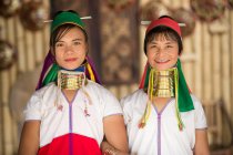 Retrato de duas mulheres em roupas tradicionais, Lago Inle, Birmânia — Fotografia de Stock